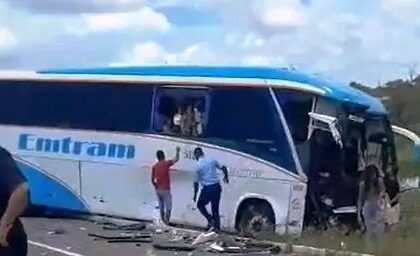 Colisão entre caminhão baú e ônibus deixa dois mortos e vários feridos na região de Feira de Santana