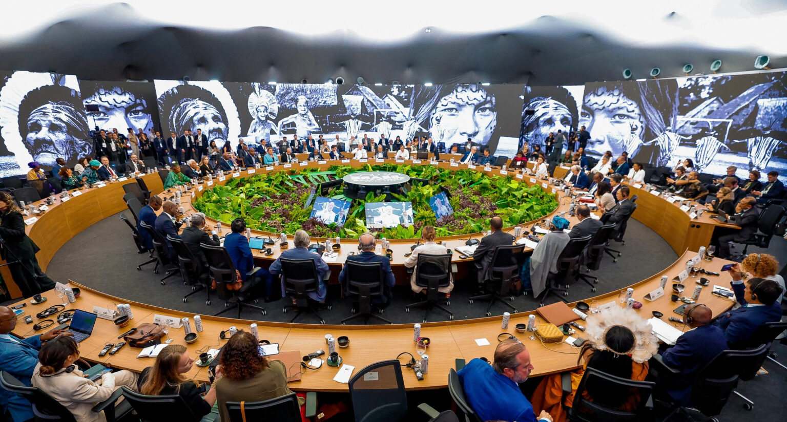 'É hora de transformar ambição em ação', diz Lula em mesa redonda na Cúpula de Líderes da COP 30 — Agência Gov