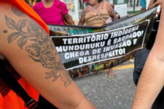 Em protesto pacífico, indígenas munduruku cobram participação na COP30