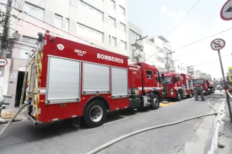 Explosão destrói imóvel e mata uma pessoa