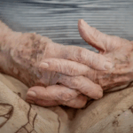 Idosa acamada é vítima de abuso sexual em Pindobaçu; família cobra justiça após negativa de prisão