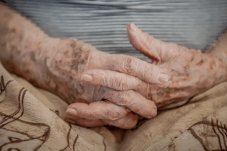 Idosa acamada é vítima de abuso sexual em Pindobaçu; família cobra justiça após negativa de prisão