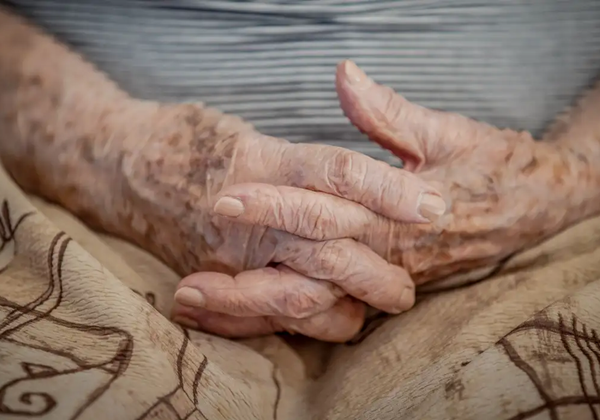 Idosa acamada é vítima de abuso sexual em Pindobaçu; família cobra justiça após negativa de prisão