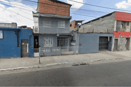 Idoso morre após escada de casa despencar sobre ele em Salvador