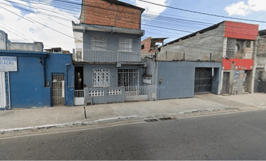 Idoso morre após escada de casa despencar sobre ele em Salvador