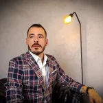 Influenciador conhecido como "Calvo do Campari", Thiago Schutz é detido por agressão contra a namorada em SP