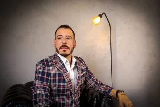 Influenciador conhecido como "Calvo do Campari", Thiago Schutz é detido por agressão contra a namorada em SP