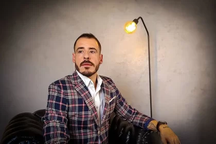 Influenciador conhecido como "Calvo do Campari", Thiago Schutz é detido por agressão contra a namorada em SP