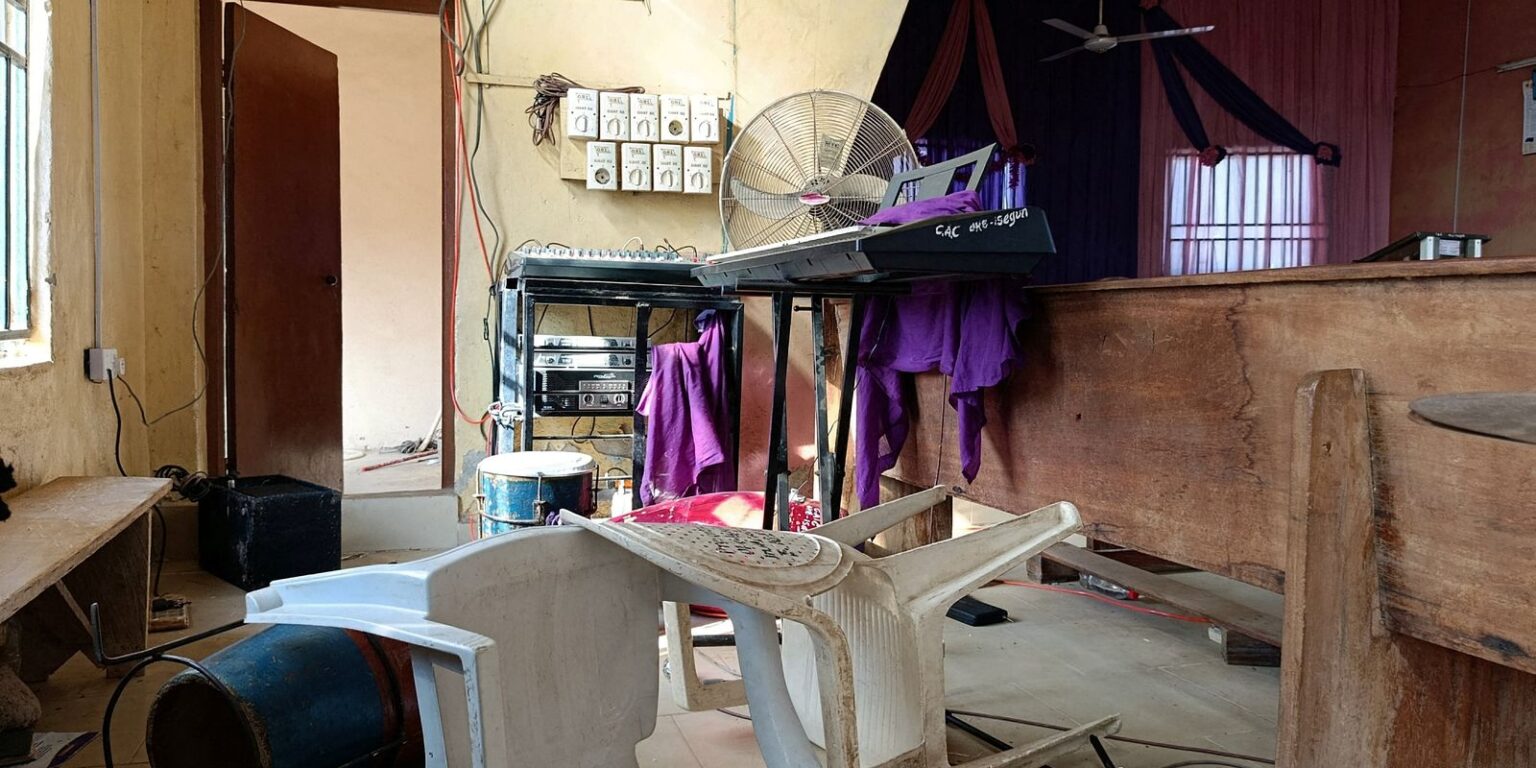 Mais de 300 pessoas são levadas de escola na Nigéria