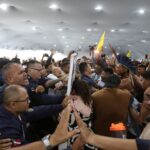 Manifestantes confrontam segurança para entrar em zona restrita Agência Brasil