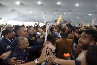 Manifestantes confrontam segurança para entrar em zona restrita Agência Brasil
