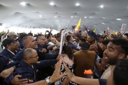 Manifestantes confrontam segurança para entrar em zona restrita Agência Brasil