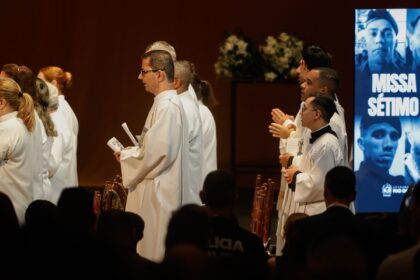 Missa de 7º dia homenageia policiais mortos em operação no Rio