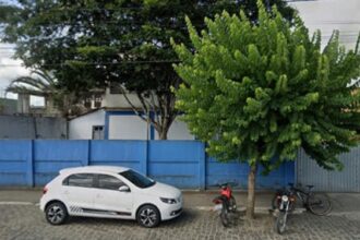 Mulher em surto desacata servidor na Secretaria de Saúde de São Felipe