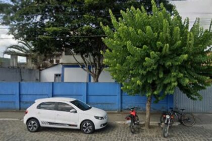 Mulher em surto desacata servidor na Secretaria de Saúde de São Felipe