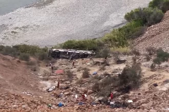 Ônibus cai em ribanceira e deixa ao menos 37 mortos no sul do Peru