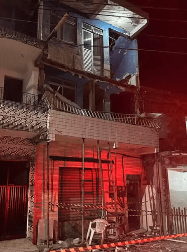 Padre e outras duas pessoas morrem após laje de casa desabar durante cerimônia religiosa em Salvador