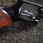 Polícia apreende armas, munição de fuzil e drogas após ataque a guarnições em Castro Alves