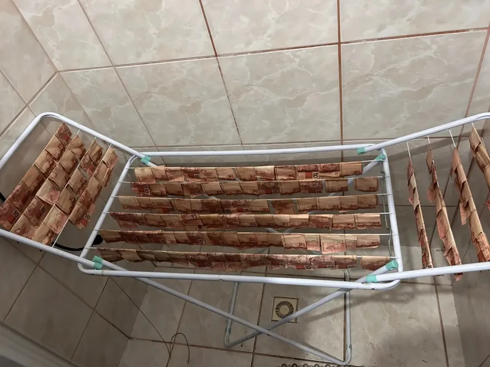 Polícia encontra cédulas secando em varal durante operação contra lavagem de dinheiro em SC