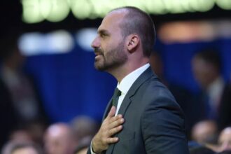 Por que Eduardo Bolsonaro foi colocado na lista de devedores da União?