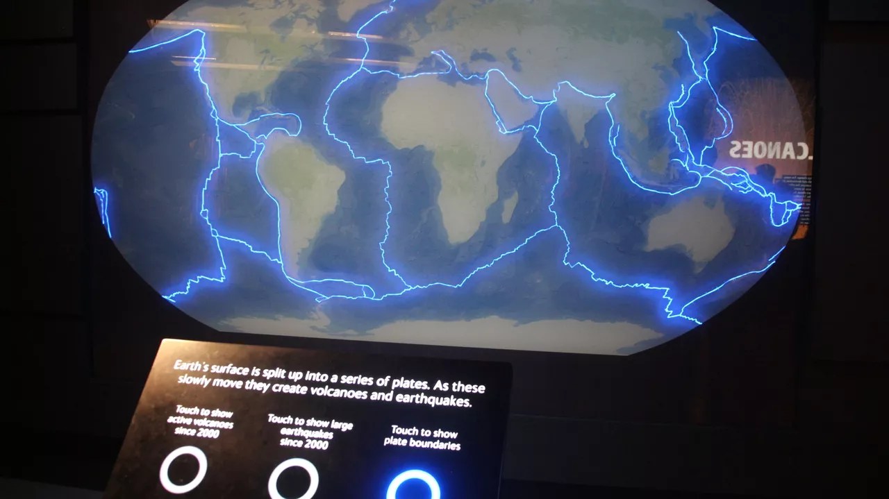 Processo de destruição de placa tectônica já começou nas profundezas do Pacífico, revela estudo