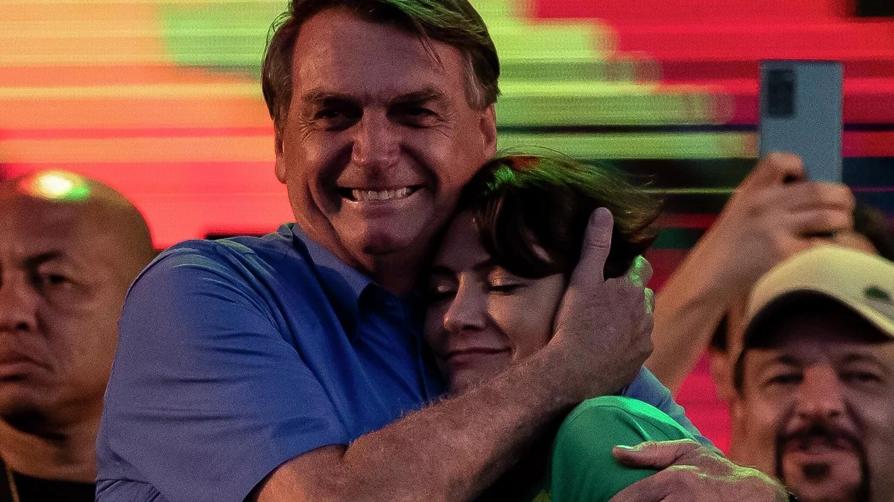 Reunião do PL pós-prisão de Bolsonaro tem choro de Michelle e mal-estar com Flávio