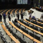 Sob protestos do governo, Câmara aprova PL Antifacção por 370 votos a 110