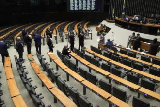 Sob protestos do governo, Câmara aprova PL Antifacção por 370 votos a 110