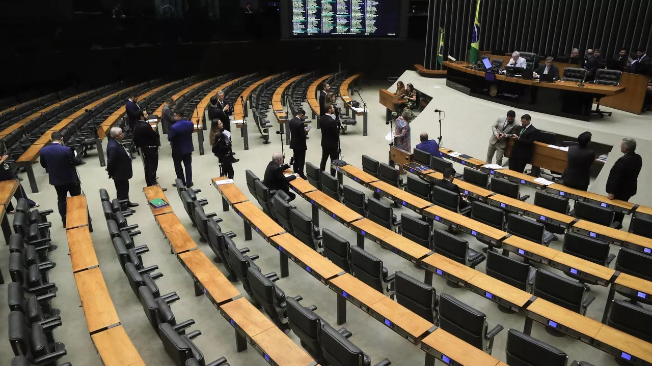 Sob protestos do governo, Câmara aprova PL Antifacção por 370 votos a 110