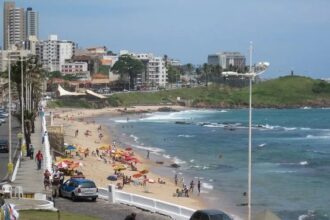 Urgente: corpo é encontrado boiando em praia de Salvador