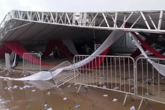 Vento de 95 km/h derruba estrutura e deixa um morto em festa universitária