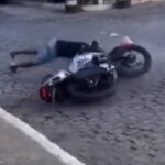 Vídeo mostra dupla caindo de moto durante perseguição da PM em Maracás