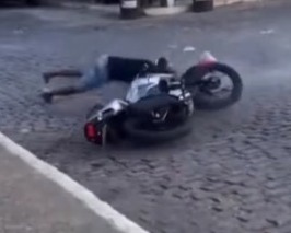 Vídeo mostra dupla caindo de moto durante perseguição da PM em Maracás