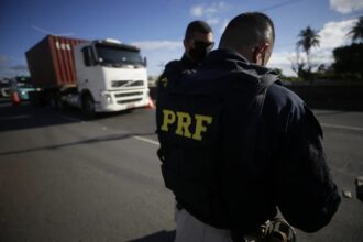 Acidentes deixam mortos e fecha trechos de rodovias na Bahia