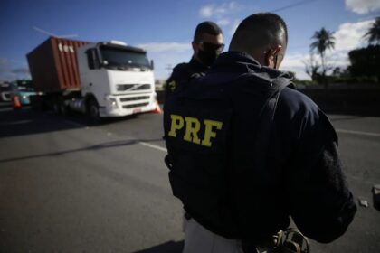 Acidentes deixam mortos e fecha trechos de rodovias na Bahia