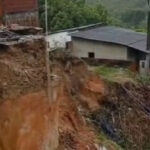Alagamentos, deslizamentos e quedas de árvores: forte chuva provoca prejuízos em cidades do sul da Bahia