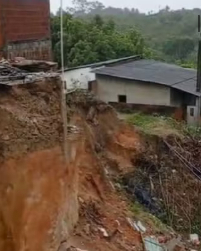 Alagamentos, deslizamentos e quedas de árvores: forte chuva provoca prejuízos em cidades do sul da Bahia