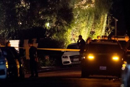 Ator e diretor famoso de Hollywood é encontrado morto ao lado da esposa; polícia investiga assassinato