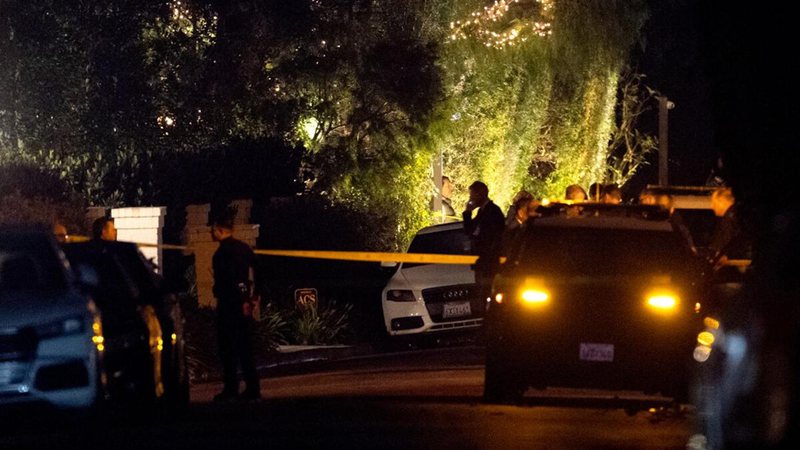 Ator e diretor famoso de Hollywood é encontrado morto ao lado da esposa; polícia investiga assassinato
