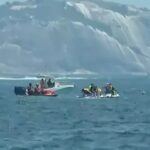 Avião de propaganda cai no mar de Copacabana
