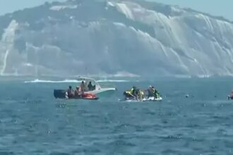 Avião de propaganda cai no mar de Copacabana