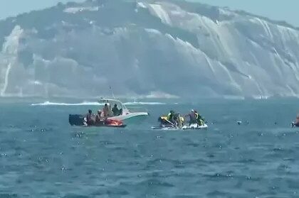 Avião de propaganda cai no mar de Copacabana