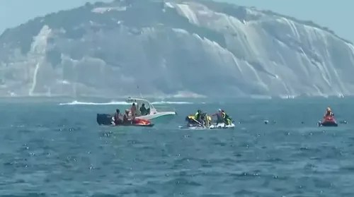 Avião de propaganda cai no mar de Copacabana