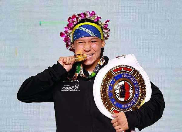 Baiana Bia Ferreira é nocauteada e perde cinturão mundial de boxe