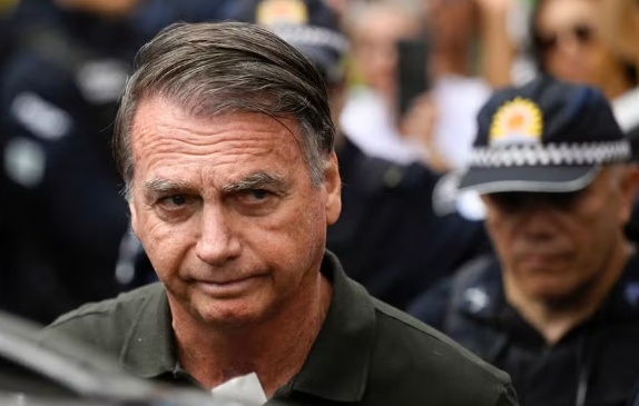 Bolsonaro é internado em hospital de Brasília para cirurgia