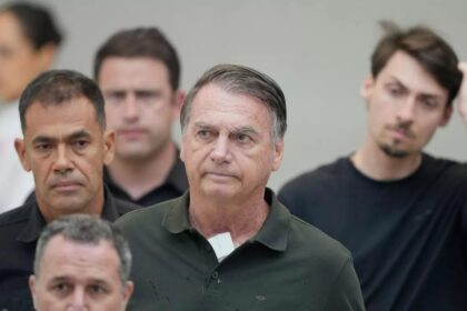 Bolsonaro faz ultrassom e médicos recomendam cirurgia