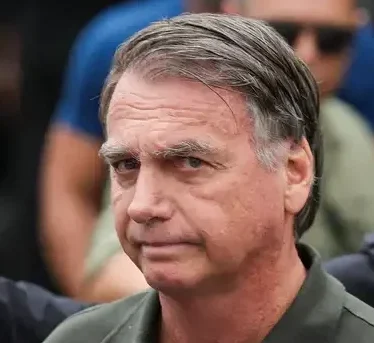 Bolsonaro passa por nova cirurgia para tratar crise de soluço
