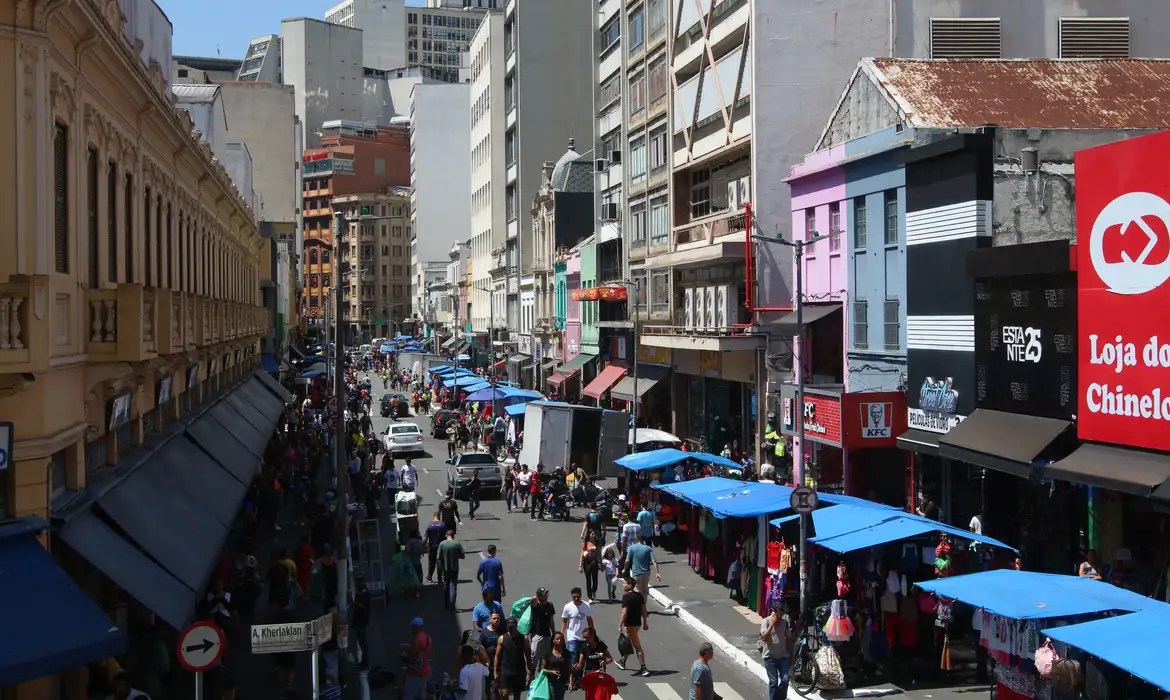 CNC projeta avanço do setor de serviços acima de 3% em 2025 e mantém otimismo moderado para 2026