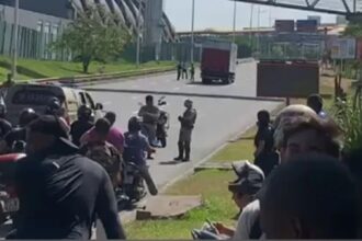 Caminhão suspeito de transportar explosivos trava trânsito na Avenida Paralela em Salvador