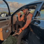 Cantor de banda de forró morre após bater moto em poste em Feira de Santana